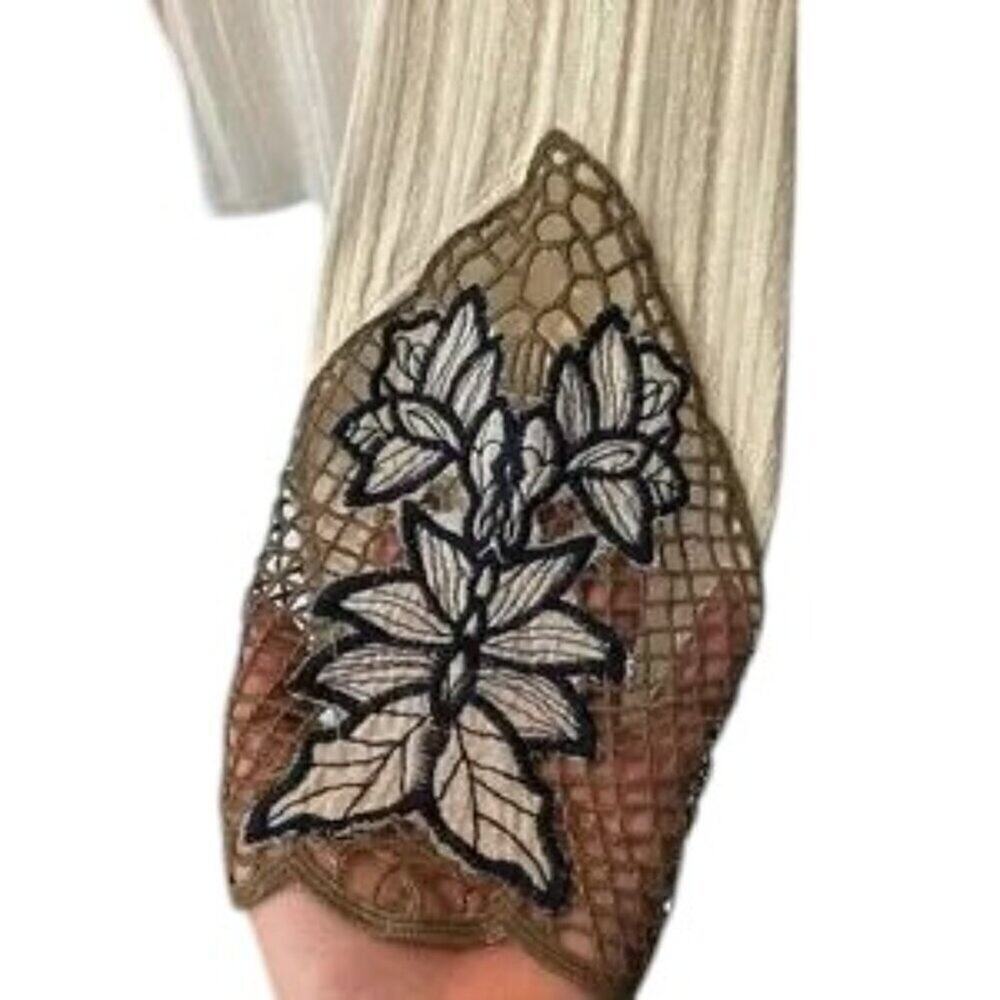 Haley & Co Henley Top Cream Blue Floral Flutter Sleeve NWT Women’s L - Picture 3 of 11